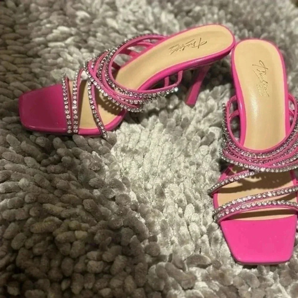 Thalia Sodi Star studded ⭐️ Women’s size 8US - Picture 4 of 8